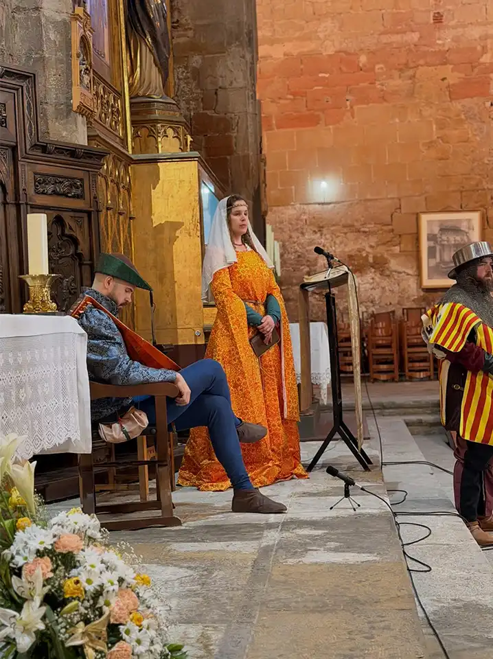 Escena de reconstrucción histórica medieval en el interior de una iglesia