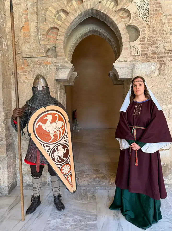 Representación de personajes medievales en actividad de reconstrucción histórica
