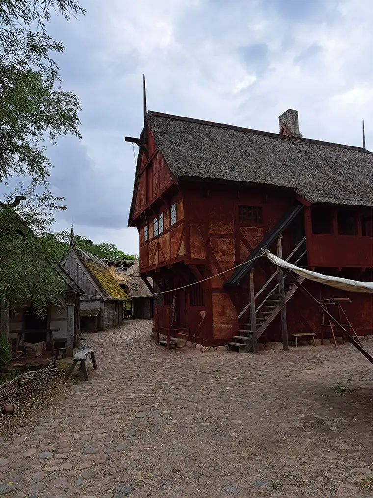 Reconstrucción de viviendas medievales en un museo al aire libre en Middelalder Centret