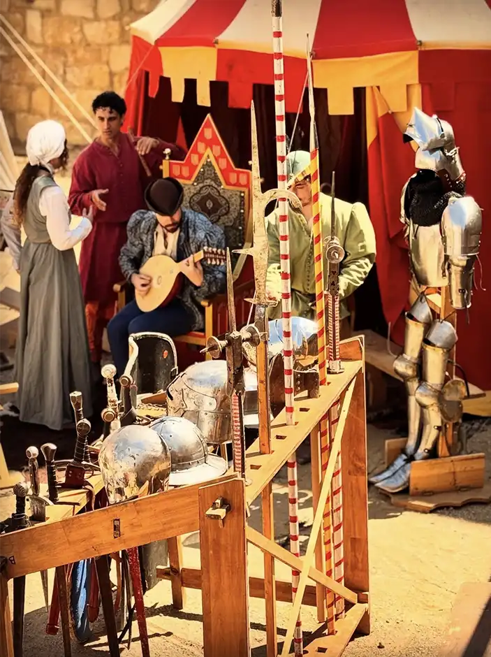 Campamento de reconstrucción histórica medieval con armaduras y cultura material