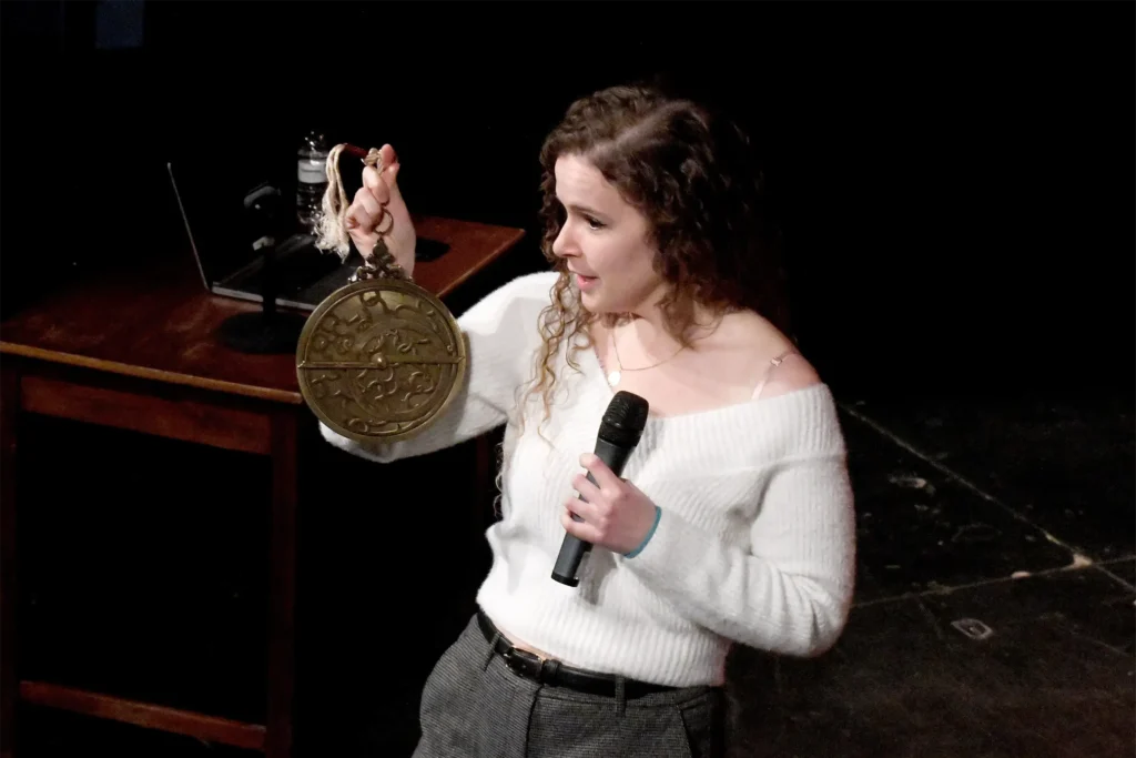 Conferencia divulgativa sobre historia medieval mostrando una pieza histórica