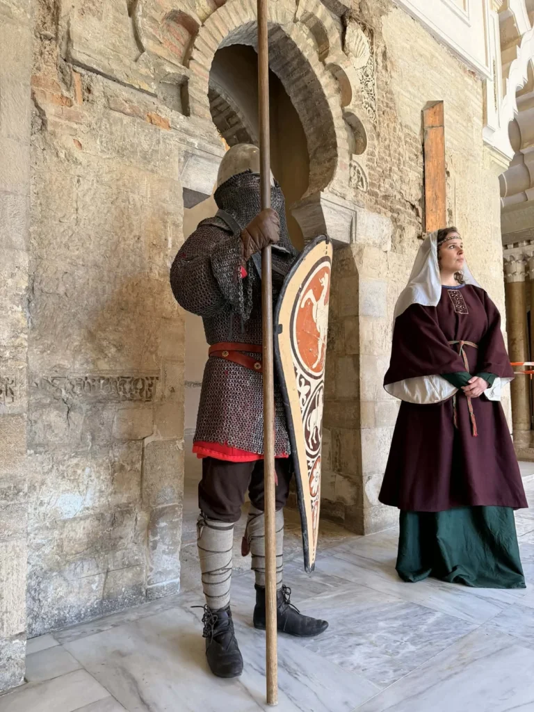 Alicia y guerrero medieval de Proyecto Saeculum en una recreación histórica patrimonial