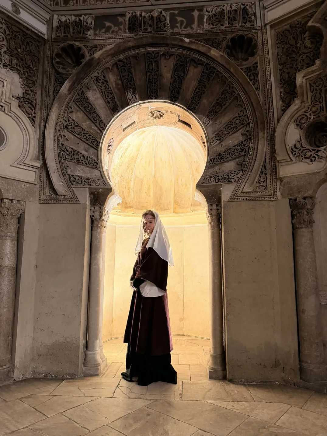Alicia caracterizada con indumentaria medieval en un espacio histórico andalusí