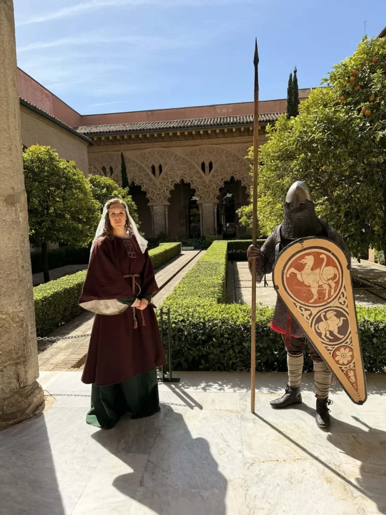 Alicia y caballero de Proyecto Saeculum en un claustro histórico de estilo mudéjar