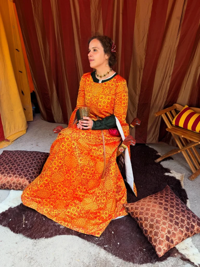 Alicia con vestido medieval inspirado en la Corona de Aragón durante una recreación histórica